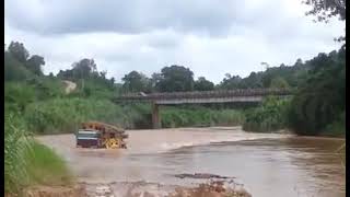 limpas di sungai Sapulut Masa banjir, Extra power💪💪💪 #drivertruck #logging #sabah #malaysia