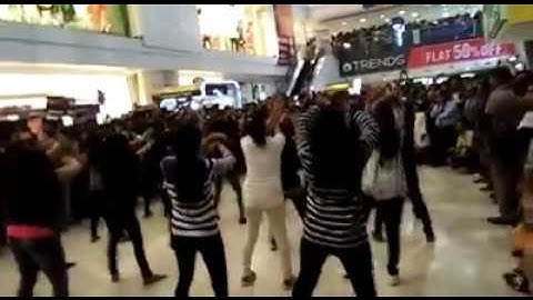 Flash mob @ Vizag CMRCentral || Yuvtarang2k17 Vignan Students