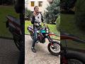 Come si guida il motard? Il piedino di fuori si usa ancora? #supermotard #motard #insella