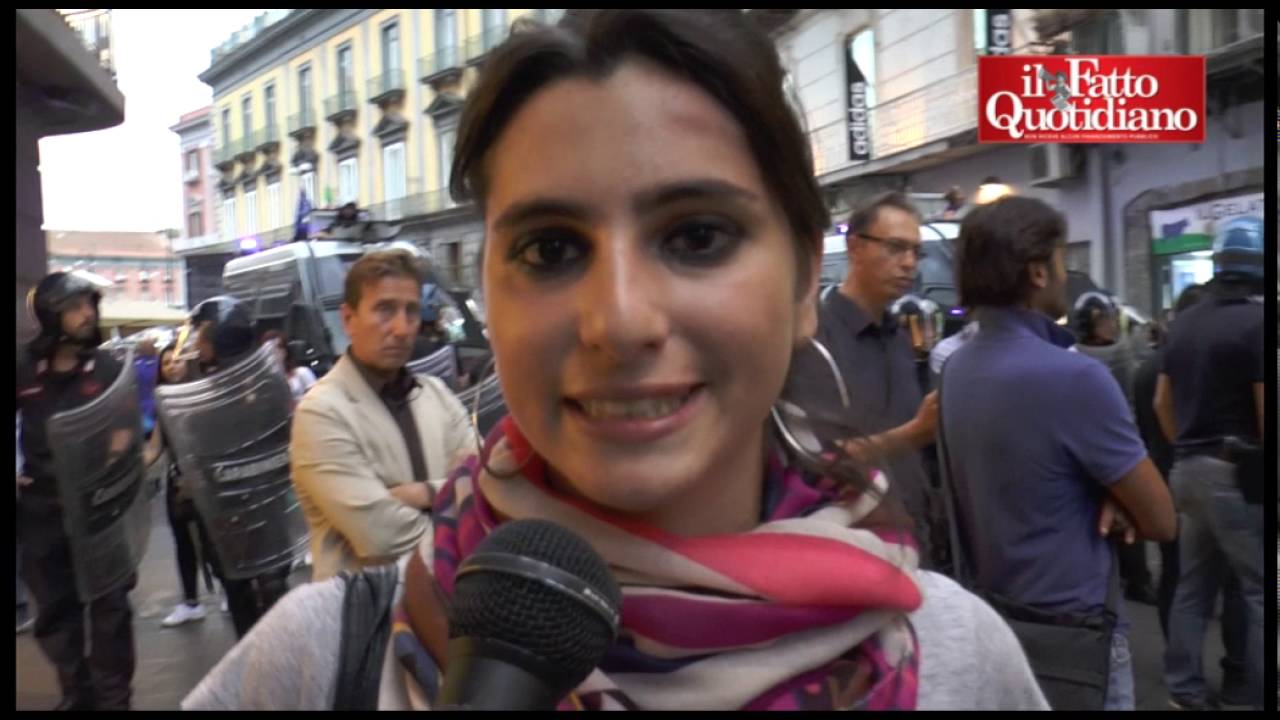 Napoli, Renzi contestato: scontri in centro tra polizia e manifestanti