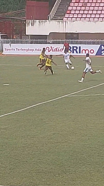 Tendangan Samsul Arif masih bisa ditepis