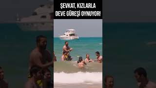 Şevket Kızlarla Denizde Eğleniyor