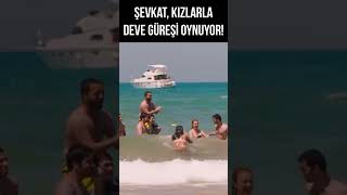 Şevket Kızlarla Denizde Eğleniyor 