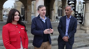 Peterborough MP Andrew Pakes, vice-leider Cllr Mohammed Farooq en leider Cllr Shabina Qayyum.