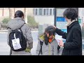 When an Insulting Note Being Pasted on a Pupil | Social Experiment “永远不要低头”看到女孩被同学贴小纸条，路人气愤地把纸条撕碎