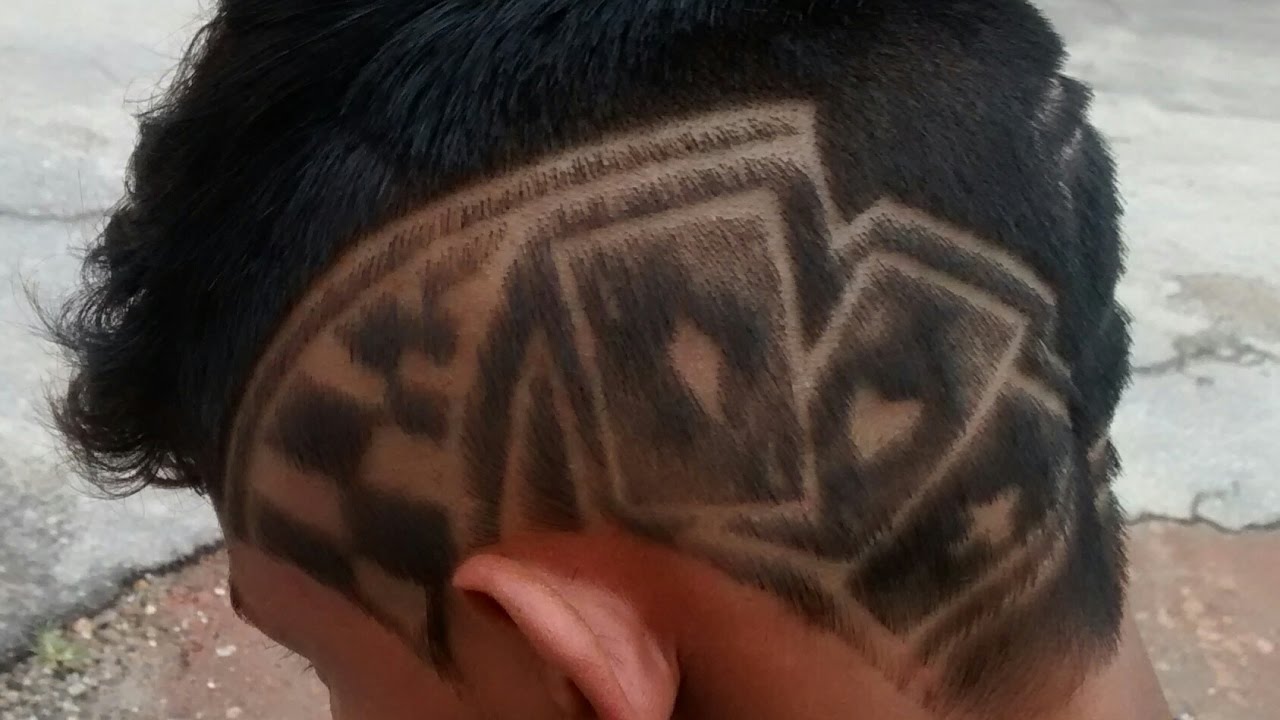 Corte de cabelo disfarçado com xadrez. 