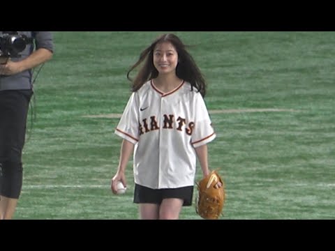 巨人vs中日のセリーグ開幕戦、橋本環奈さんによる念願の始球式！！ (2023/03/31)