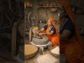 देसी जुगाड़ की ताकत 💡🌾 –दो पत्थर की मदद से आटा पीस रही है। #ai #trend #viral
