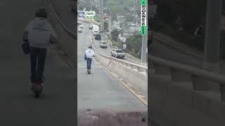 🚨 Scooter en plena vía rápida: conductores frenan para evitar choque