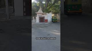 Road ke bich me Mandir sahi h ya nhi .? #encroachment #mcd #delhigovernment #dda