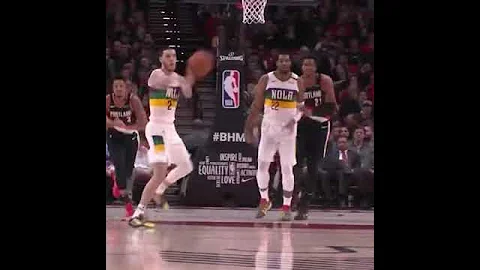 Zion Williamson shakes the rim on this dunk attempt!😳