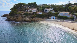 Cala Fustera (Benissa) con vistas al Peñón de Ifach en 4k - A vista de dron