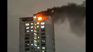 Lửa cháy dữ dội, khói đen bốc cao từ tầng áp mái của chung cư khiến cư dân hoảng sợ