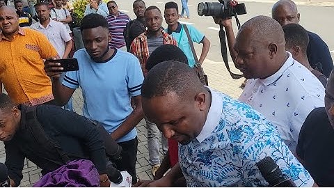 MTAZAME RAIS WA YANGA ENG HERSI SAID ALIVOFIKA AIRPORT/AMSAIDIA MAMA KUOKOTA NGUO ZAKE/AMEAHIDI HAYA