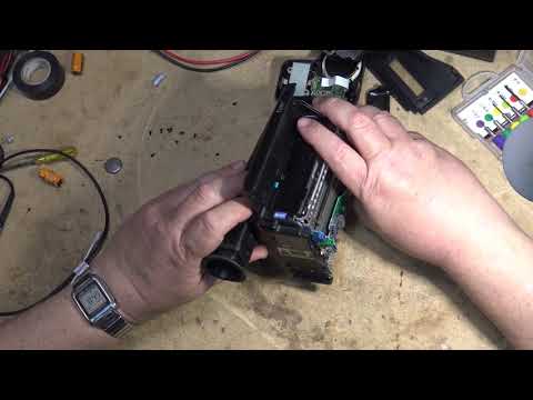 Video: Hoe verwijder je de tape van een Sony Handycam?