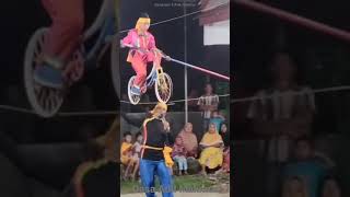 Akrobat Mendebarkan..! Bocah Bersepeda Diatas Tali