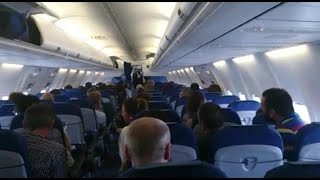 Video: KLM-crew spreekt passagiers toe na noodland - RTL NIEUWS