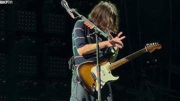 John Frusciante Had To Stretch His Fingers In The Middle Of The Guitar Solo! (Australia 2023)