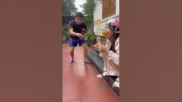 Cảm động bác khờ đói bụng giành ăn tăm cay nem nướng của mẹ xí muội chippi , tất cả chỉ là hiểu lầm