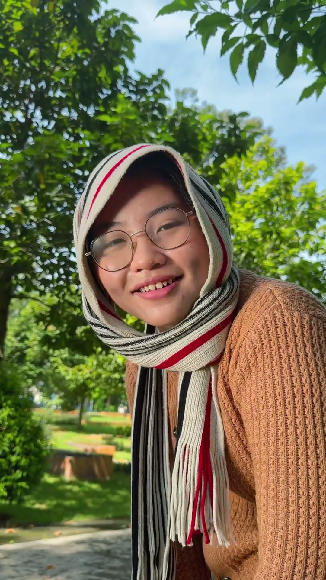 LNS - Những thanh niên vô cảm với bà cụ tội nghiệp || Poor old lady #shorts