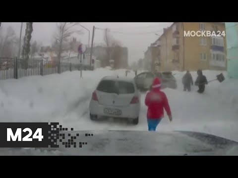 В Южно-Сахалинске подрались из-за менее заснеженной парковки - Москва 24