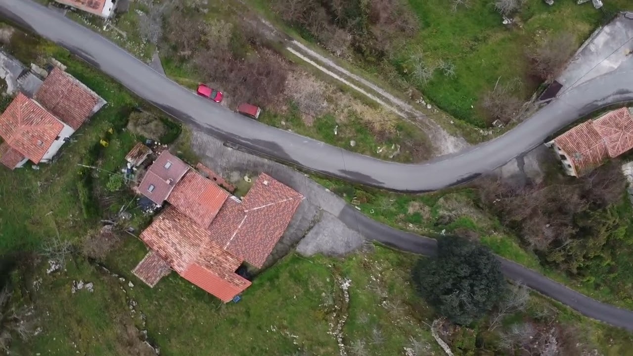 Bores en vista aerea de Dron DJI en peñamellera Baja provincia de Asturias cerca de playas