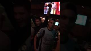 Фанаты Аргентины и Перу поют в баре Москвы