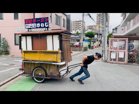 【street food 屋台】A young man pulls and sets up his handcart by only human power.