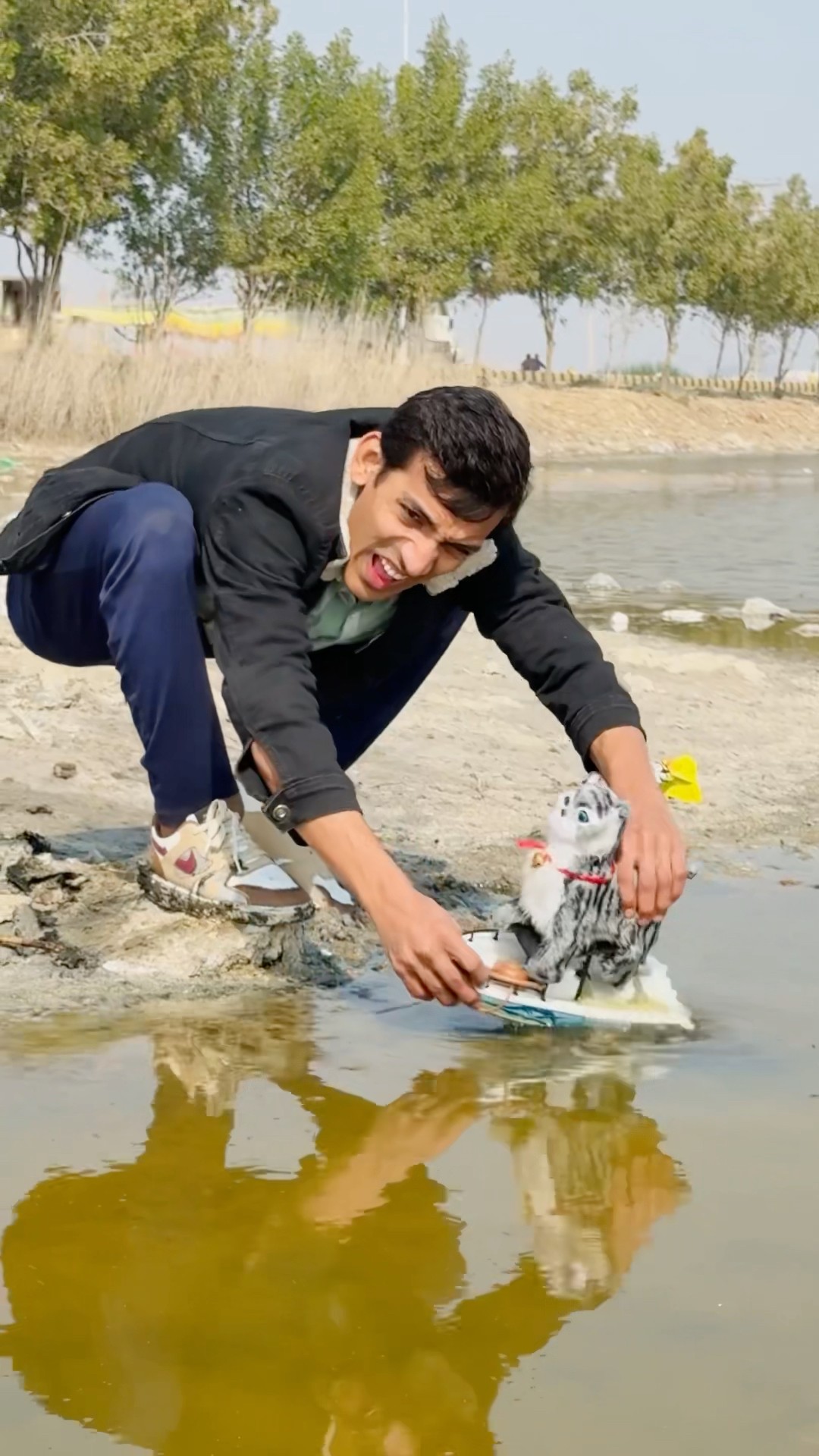 Meow Drowning In The Sea ?|