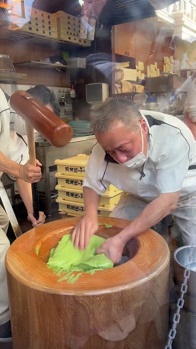 How mochi is traditionally made in Japan 😍