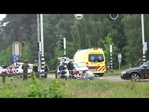 Aankomst politie en ambulance bij aanrijding letsel. 12-06-2019.