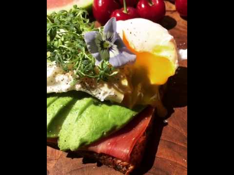 Video: Avocado Toast Med Pocheret æg