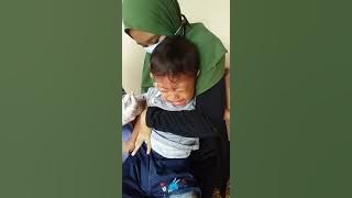 bayi khabib disuntik imunisasi nangis