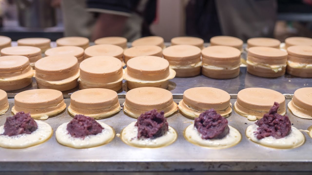 Taiwanese Street Food Che Lun Bing (Wheel Cakes) with Custard Cream