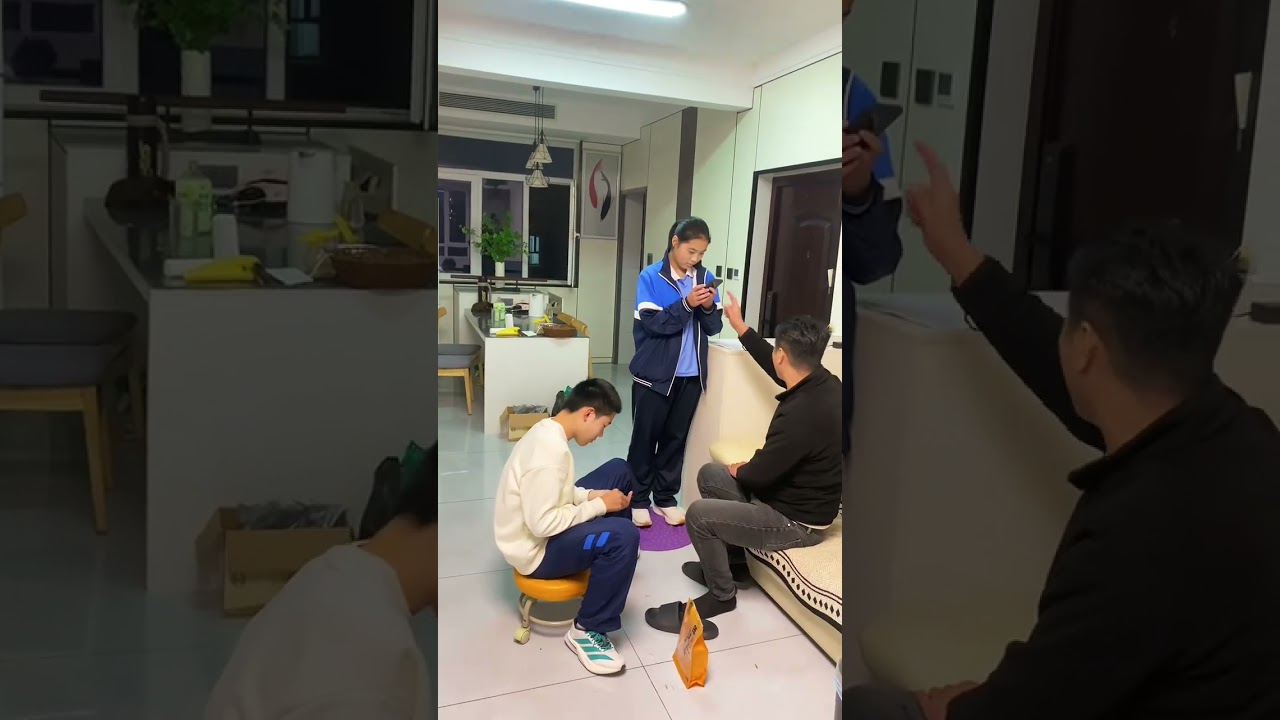 I'm just joining in the fun, why hit me? Family daily life, family funny father and daughter dai