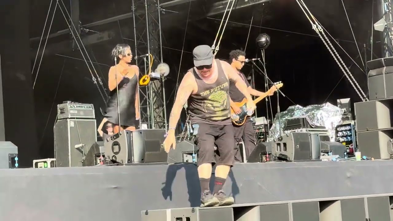 Warmduscher - I Got Friends - Green Man Festival, Wales - 17th August 2025