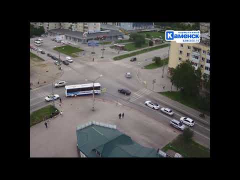 Разборки водителей на оживленном перекрестке Каменска-Уральского