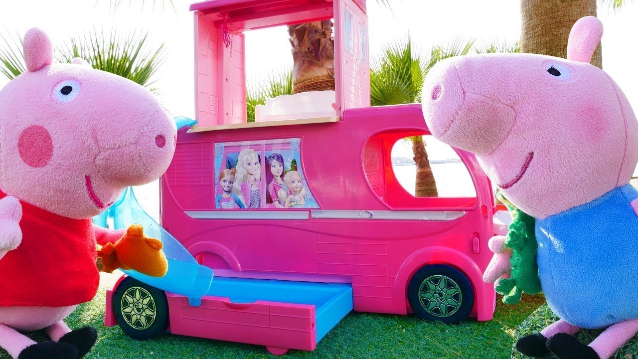 Las aventuras de Piggy Peppa. Vídeos de juguetes peluches. 