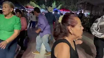 Plaza de Armas. Torreón Coahuila. Sábado de baile. "Cabalgando"