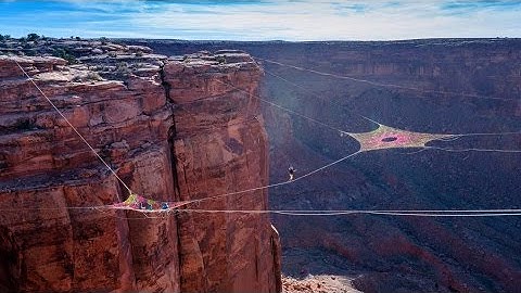 BASE Jumping and Slacklining on the World