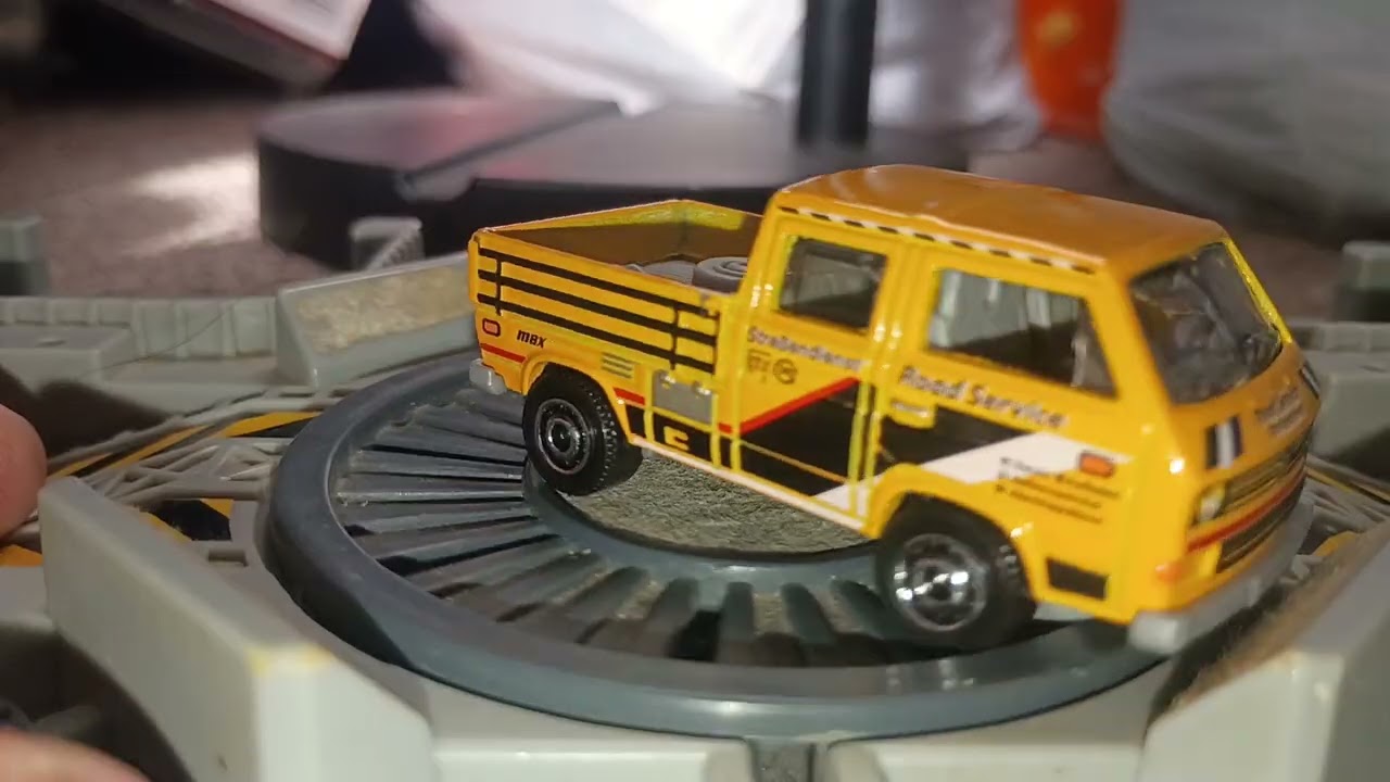 Давайте посмотрим и погоняем на наборе Matchbox Autobahn Express VI из 5 машинок.