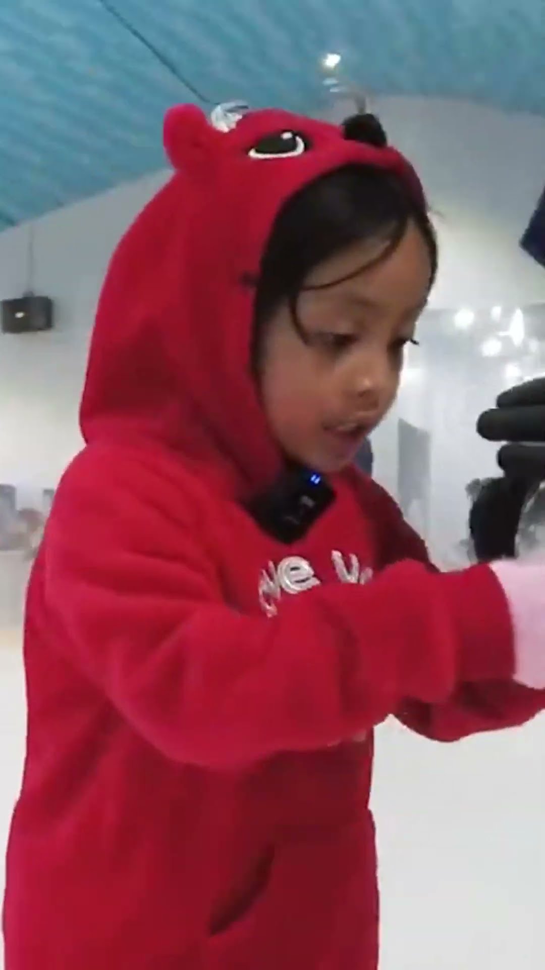LEIKA AJARIN TOMPEL MAIN ICE SKATING, MEREKA MALAH JATUH ?? #leika #shorts