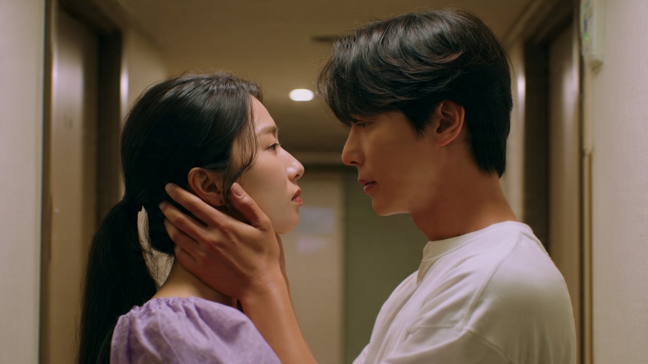 “Tu Amor Arruinará Mi Vida”,Dijo el Vecino 14 Años Mayor… Pero su Abrazo Fue el Único Hogar Que Tuve