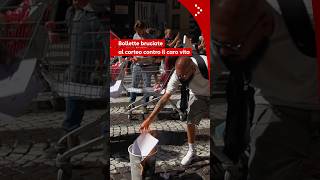 Corteo contro il caro carburante e il caro vita a Napoli: bruciate alcune bollette