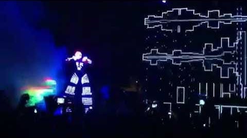 David Guetta Live in Singapore ( Robots )
