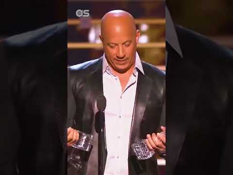 Vin Diesel, Paul Walker öldükten sonra ödül alıyor ve diyecek bişey bulamıyor. #shorts #paulwalker