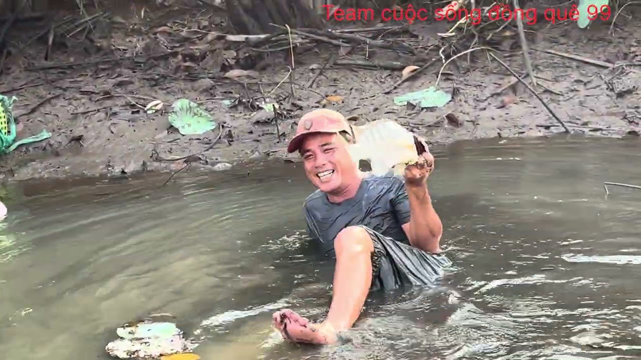 Tháo ao bắt cá dịp Tết phần 1