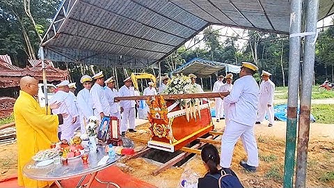 Hai con khóc thảm thiết bên chiếc quan tài cha, nghĩa trang hoa viên bình dương 