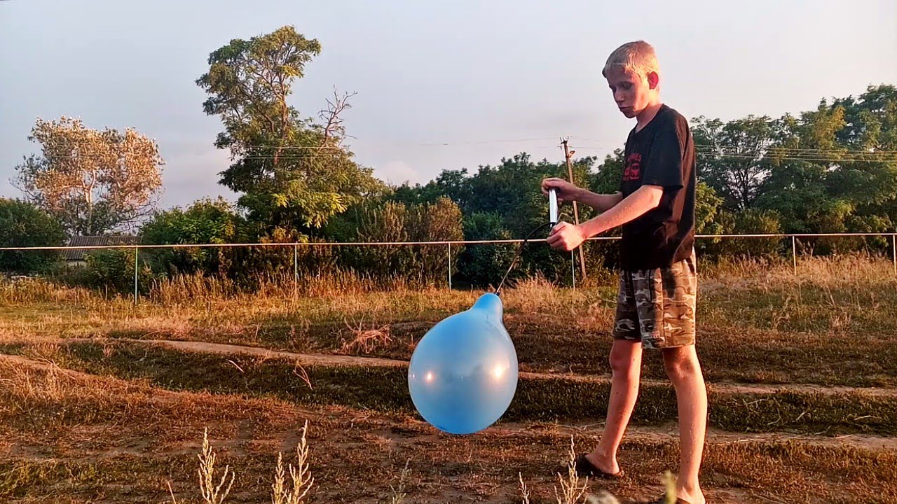 Видео надуваем шар. Надувает шар. Воздушные шарики надувать. Надутый воздушный шарик. Девушка надувает воздушный шарик.