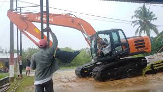 Proses penurunan unit Excabator hitachi ZX2005G